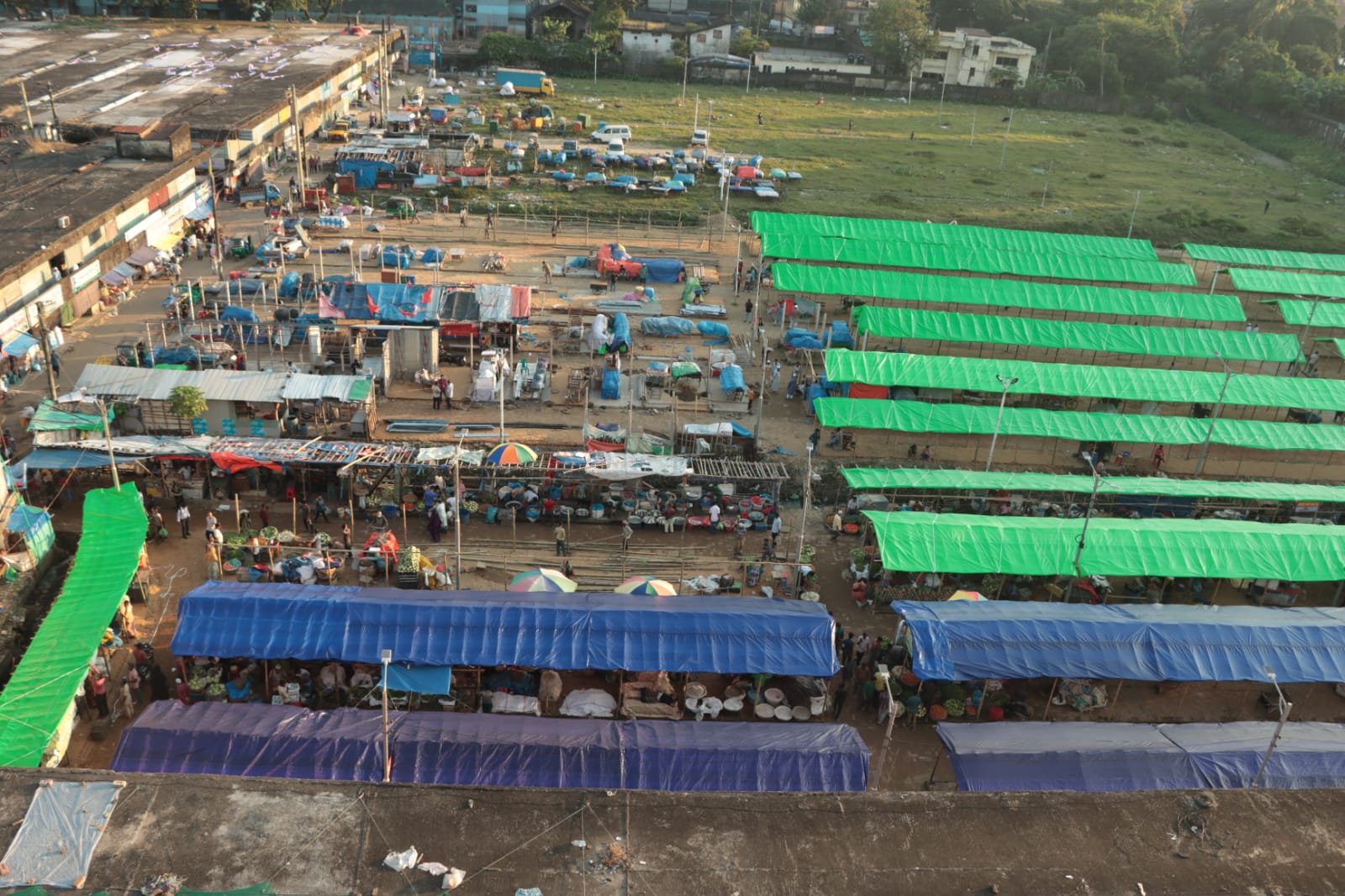 ভ্রাম্যমাণ ব্যবসায়ীদের ব্যবসার জন্য লালদিঘির পাড়ে অস্থায়ী শেড