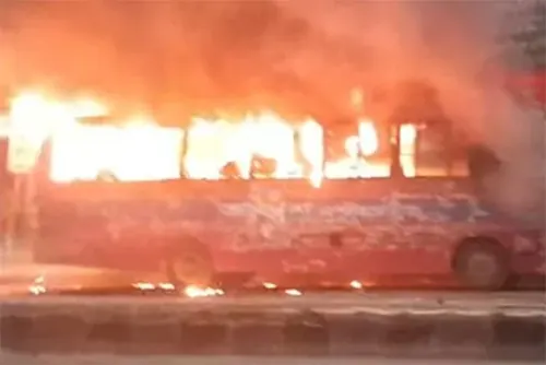 রাজধানীর শাহজাদপুর ও মেরুল বাড্ডায় দুটি বাসে আগুন