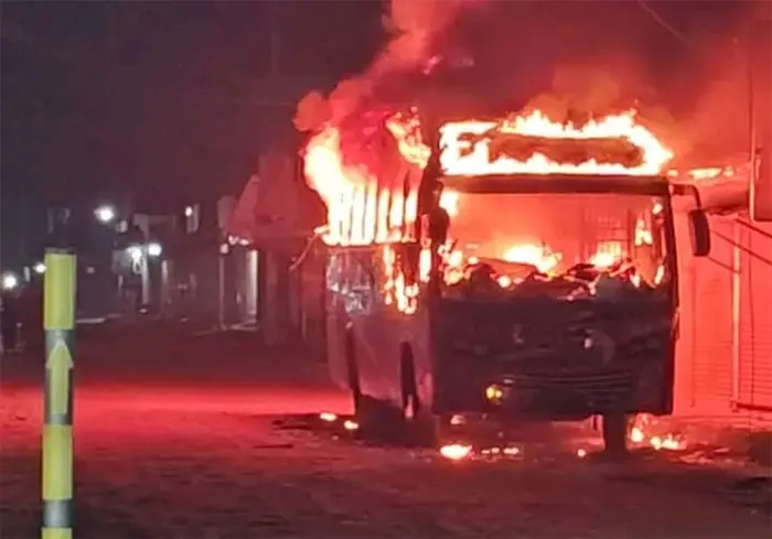 ময়মনসিংহে ভালুকজান বাজারে   দাঁড়িয়ে থাকা একটি বাসে আগুন দিয়েছে দুর্বৃত্তরা