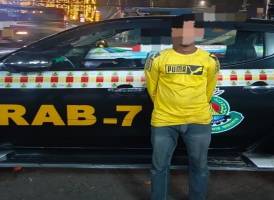 কিশোরীর মাথায় হাত রেখে বিয়ের শপথ