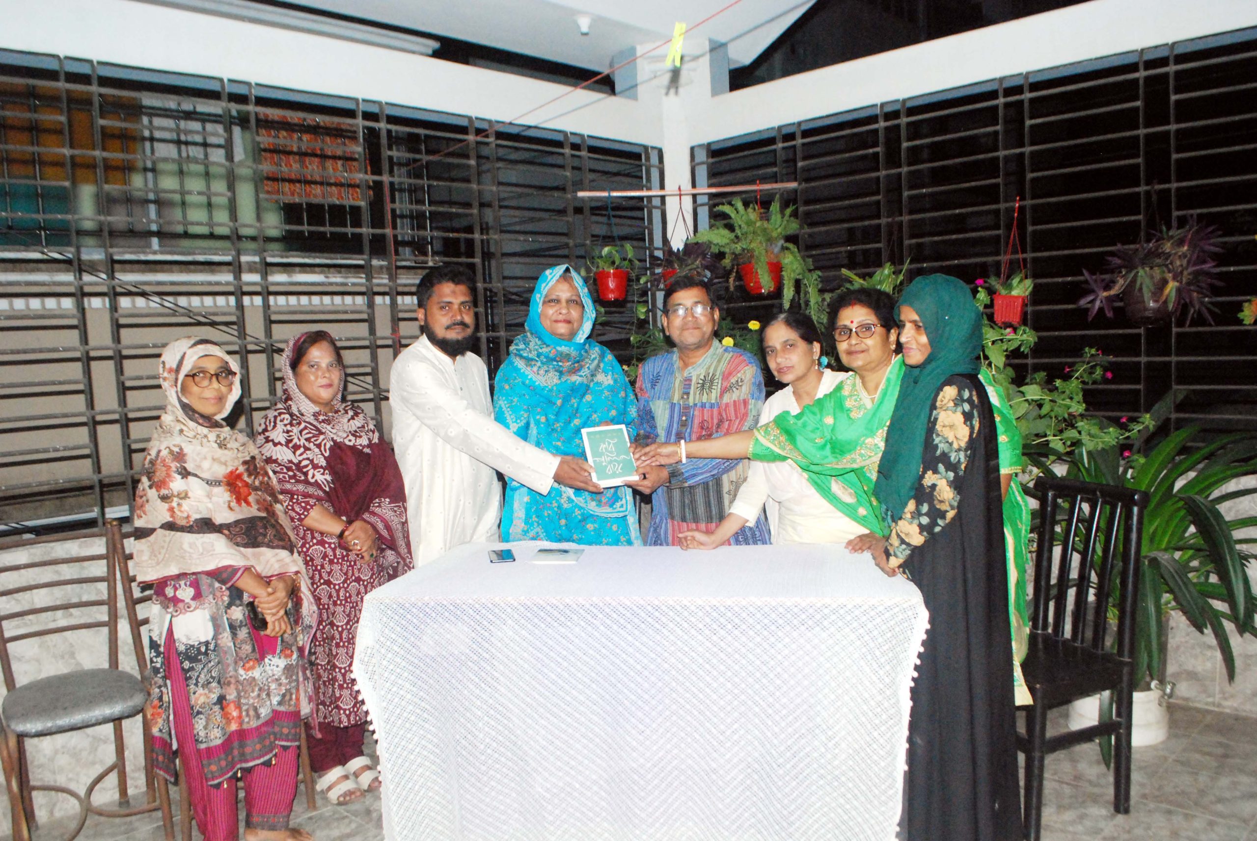 সমাজসেবী শামিমা আক্তার ঝিনুর বাসায় কবি পুলিন রায়কে নিয়ে আড্ডা