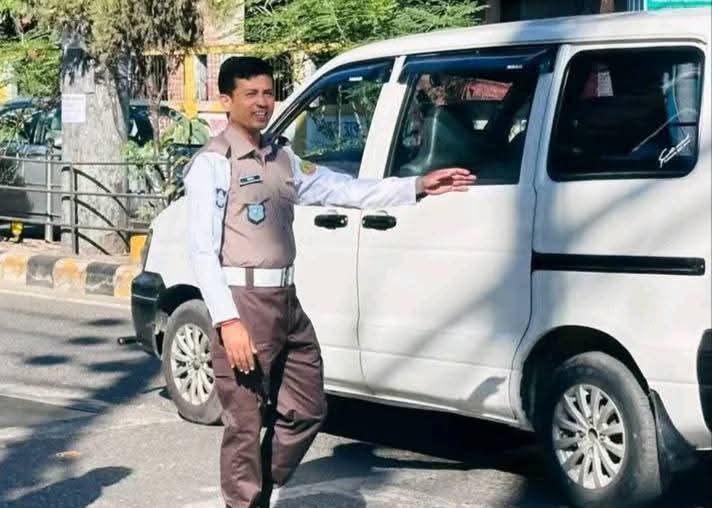 নতুন পোশাকে ডিউটি করছেন ট্রাফিক পুলিশ সদস্যরা