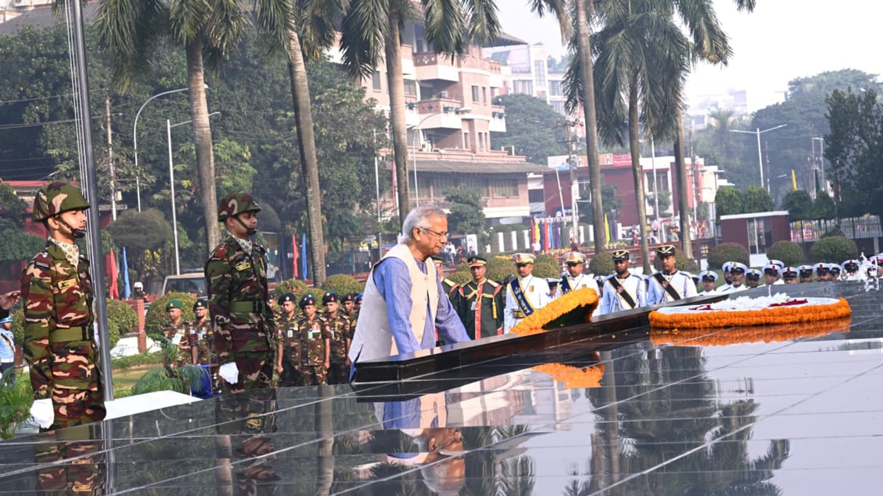 শিখা অনির্বাণে রাষ্ট্রপতি ও প্রধান উপদেষ্টার শ্রদ্ধা