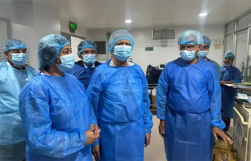 খালেদা জিয়াকে দেখতে এভারকেয়ারে হাসপাতালে ড. মুহাম্মদ ইউনুস