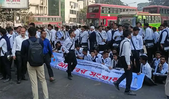শাহবাগ মোড় অবরোধ করেছেন পাঁচ সরকারি কলেজের উচ্চমাধ্যমিক শ্রেণির শিক্ষার্থীরা