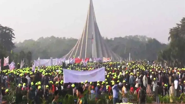 শ্রদ্ধা জানাতে জাতীয় স্মৃতিসৌধে জনতার ঢল