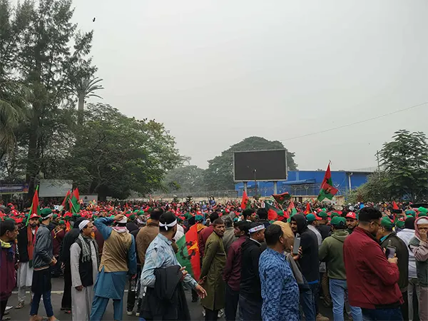 তারেক রহমানকে স্বাগত জানাতে বিমানবন্দরে নেতাকর্মীদের ঢল