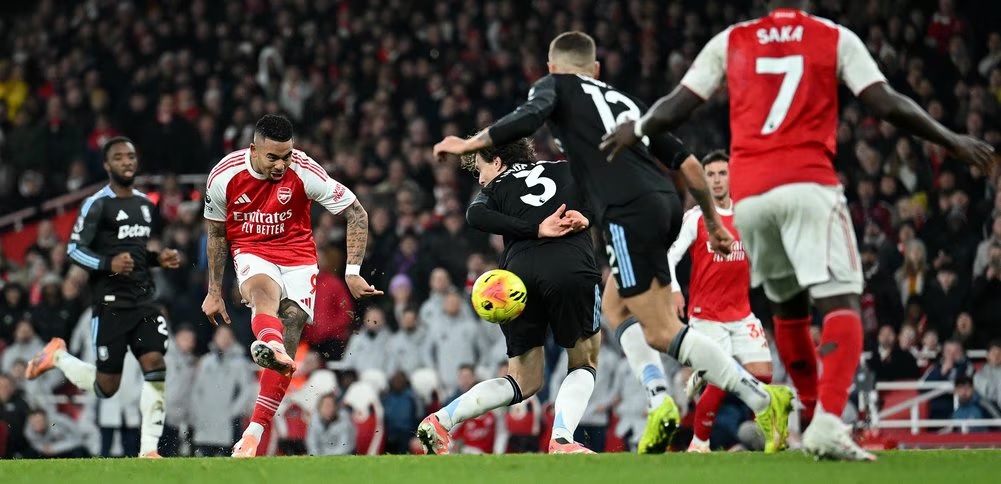 আর্সেনালের ছুটে চলার দিন হোঁচট ইউনাইটেডের