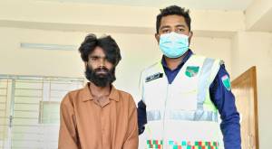 জৈন্তাপুরে গেইটলক বাস থেকে ভারতীয় মদসহ আটক ১