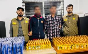 ভারতীয় কসমেটিকস দুই চোরাকারবারি গ্রেফতার