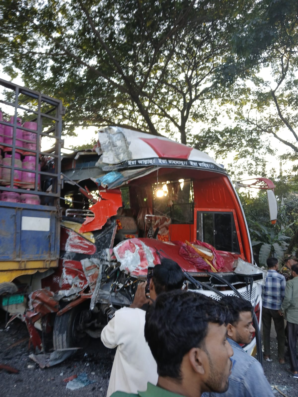 লালাবাজার  ত্রিমুখি সংঘর্ষে আহত ১০