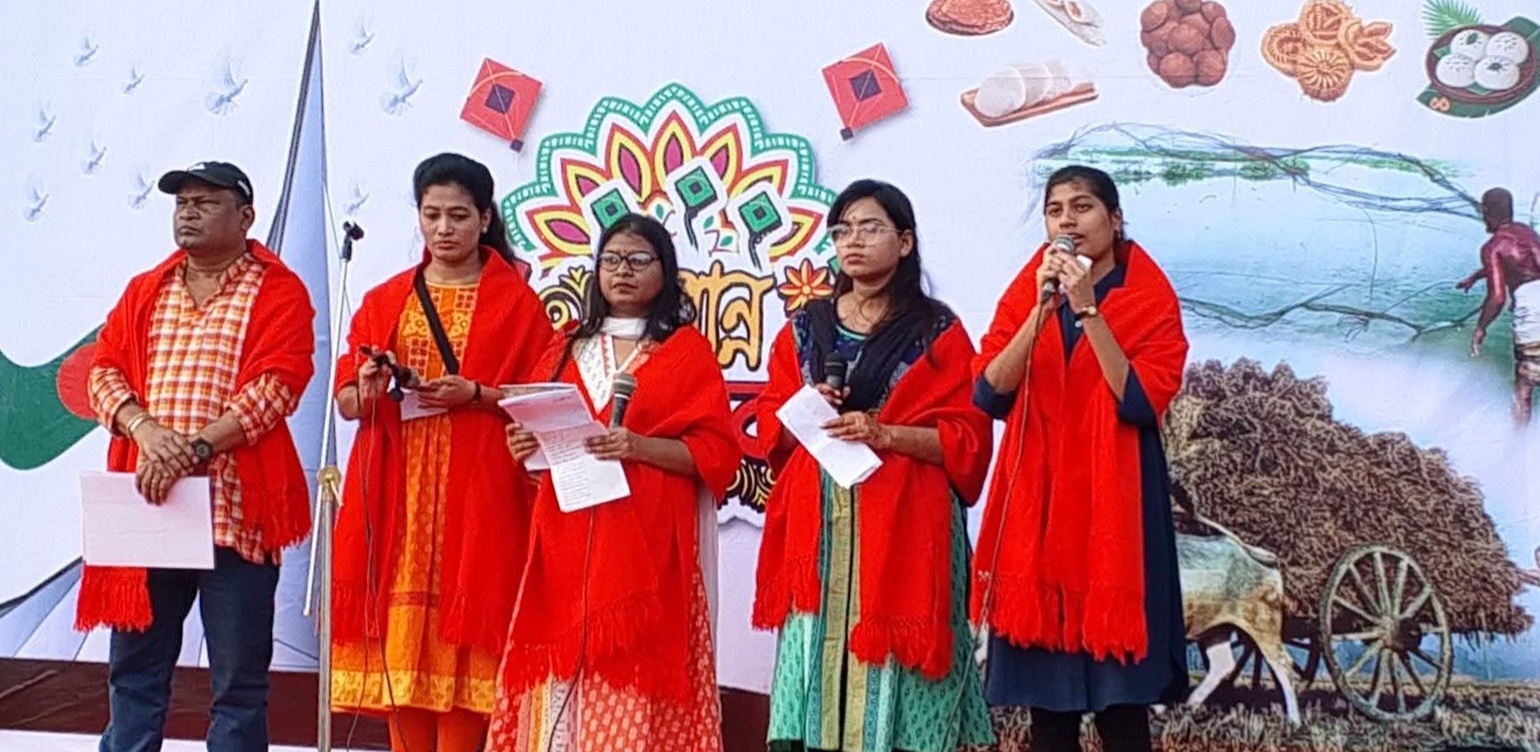 পিঠা উৎসবে মুক্তাক্ষরের আবৃত্তি পরিবেশন