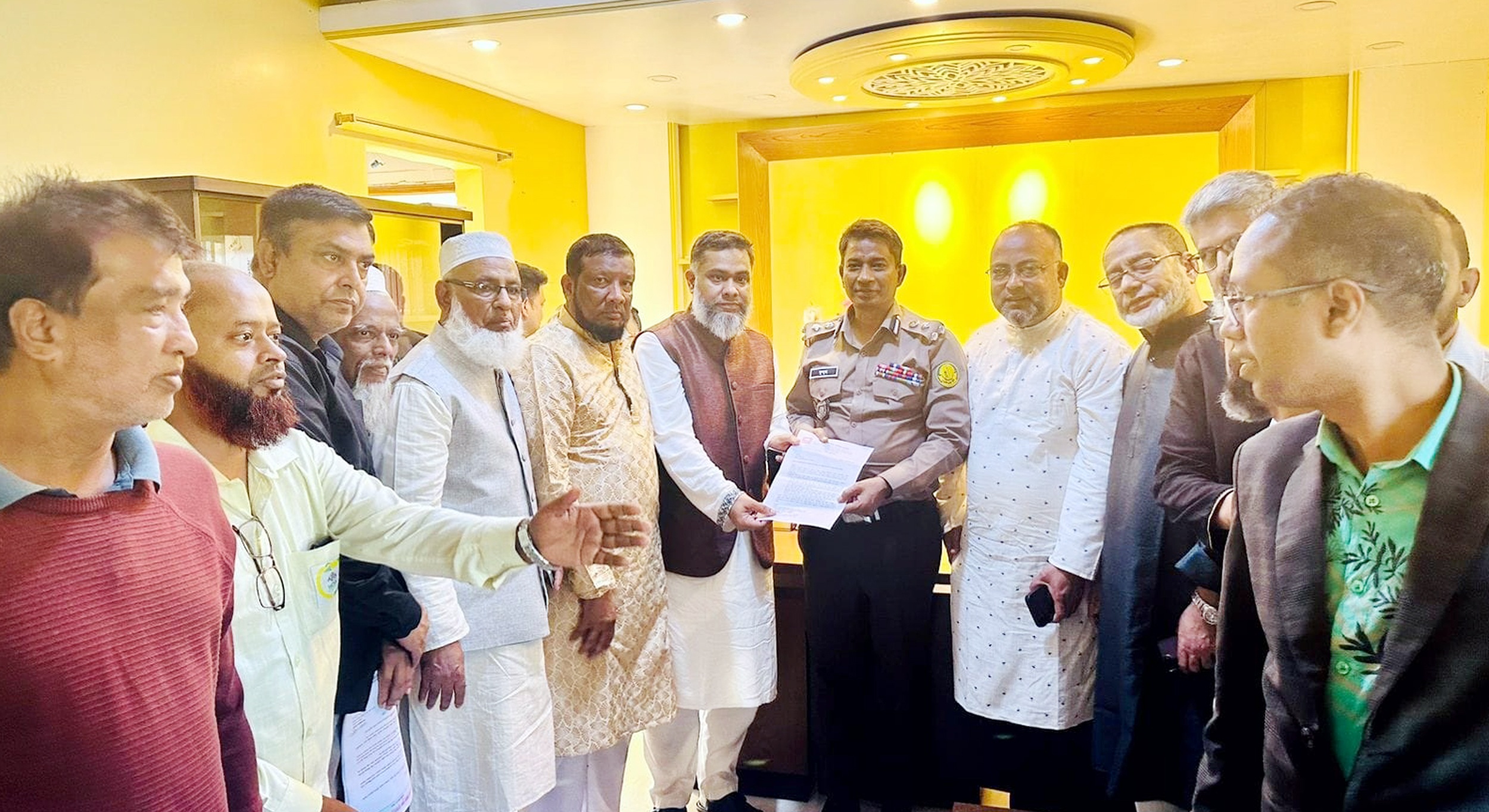 রাত সাড়ে ১১টা পর্যন্ত নিত্যাপ্রয়োজনীয় দোকান খোলা রাখার জন্য সিলেটের ব্যবসায়ী মহলের স্মারকলিপি প্রদান