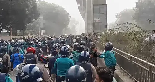 কাওরান বাজার ব্লকেড মুঠোফোন ব্যবসায়ীদের, পুলিশের সঙ্গে দফায় দফায় সংঘর্ষ