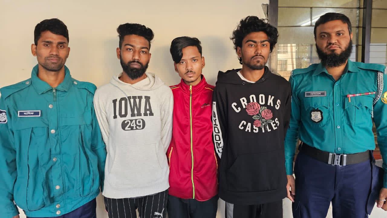 সিলেটে সিএনজি অটোরিক্সা দিয়ে ছিনতাই দুই ভাইসহ গ্রেপ্তার ৩