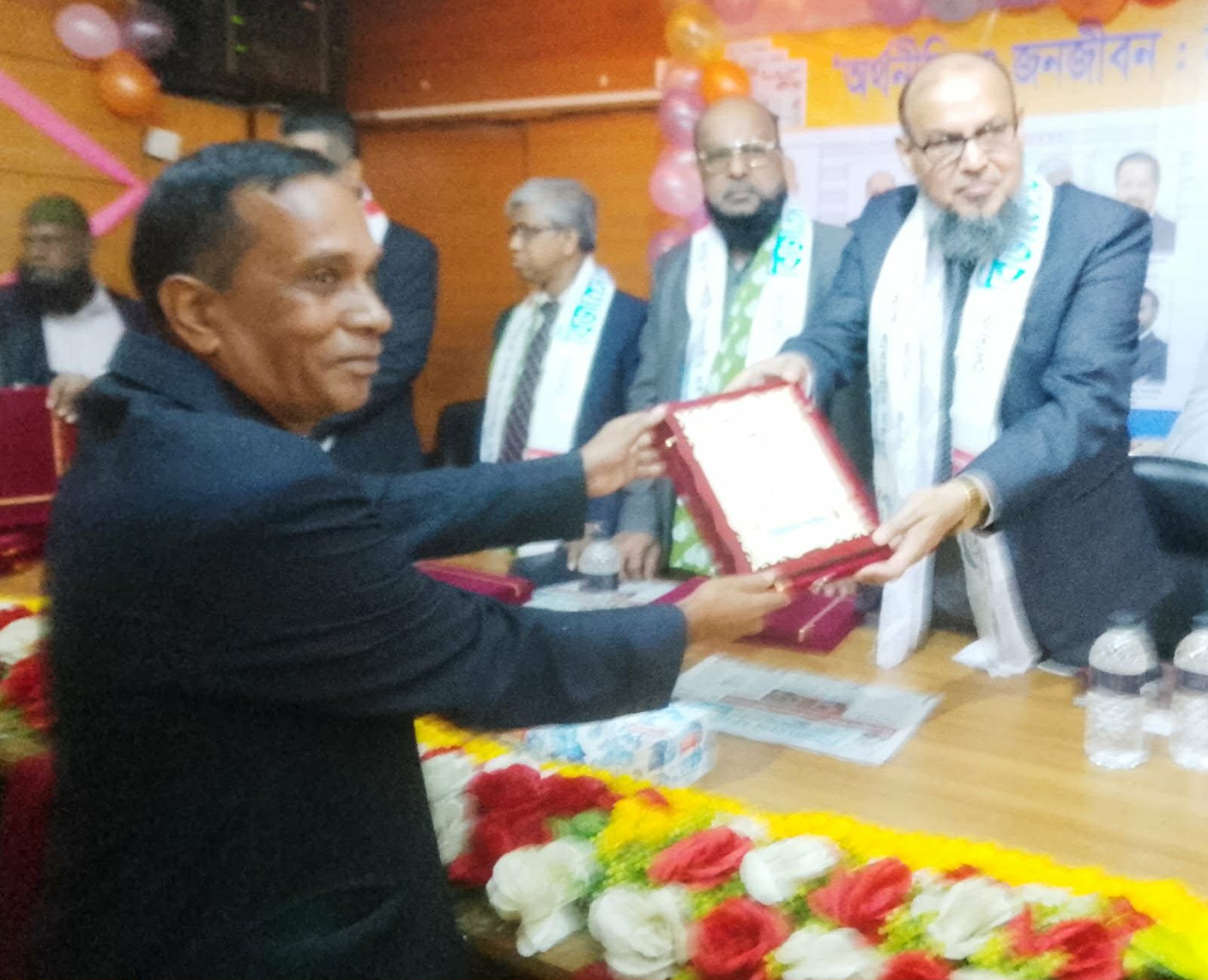 দৈনিক বিজনেস ফাইল এর ১৮ বছর ফুর্তিতে সম্মাননা পেলেন সাংবাদিক বিদ্যা রত্ন রায়