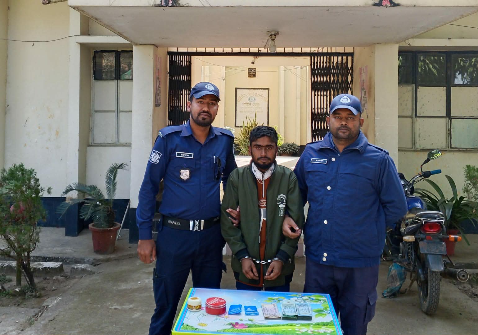 সুনামগঞ্জের সীমান্ত গ্রাম জঙ্গল বাড়িতে ইয়াবা ডিলার গ্রেফতার