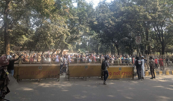 পে-স্কেল বাস্তবায়নের দাবিতে যমুনার সামনে বিক্ষোভ, টিয়ারশেল ও সাউন্ড গ্রেনেড নিক্ষেপ