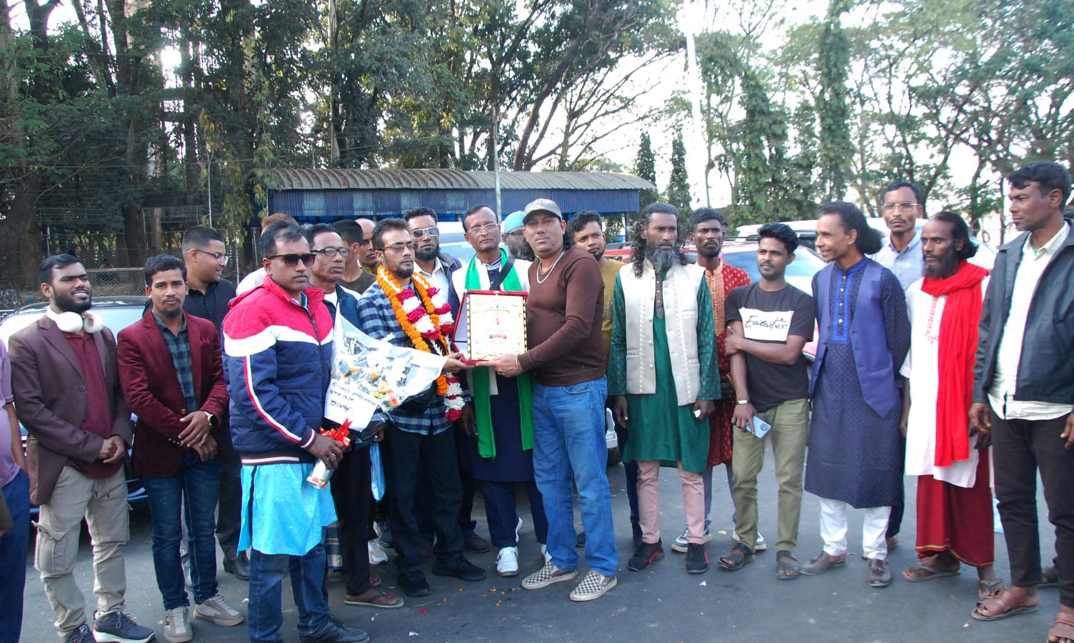 যুক্তরাজ্য প্রবাসী গীতিকার আছাব আলীকে সিলেট বিমানবন্দরে সংবর্ধনা প্রদান