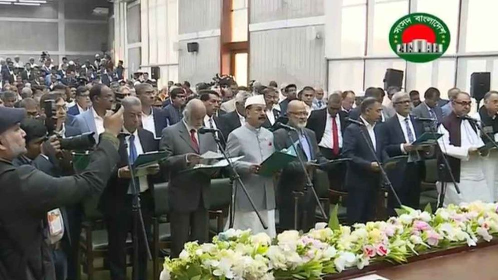 শপথ নিতে সংসদ ভবনে প্রবেশ করছেন নবনির্বাচিত এমপিরা