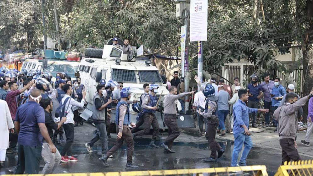 প্রধান উপদেষ্টার বাসভবনের সামনে থেকে আন্দোলনকারীদের সরিয়ে দিয়েছে পুলিশ