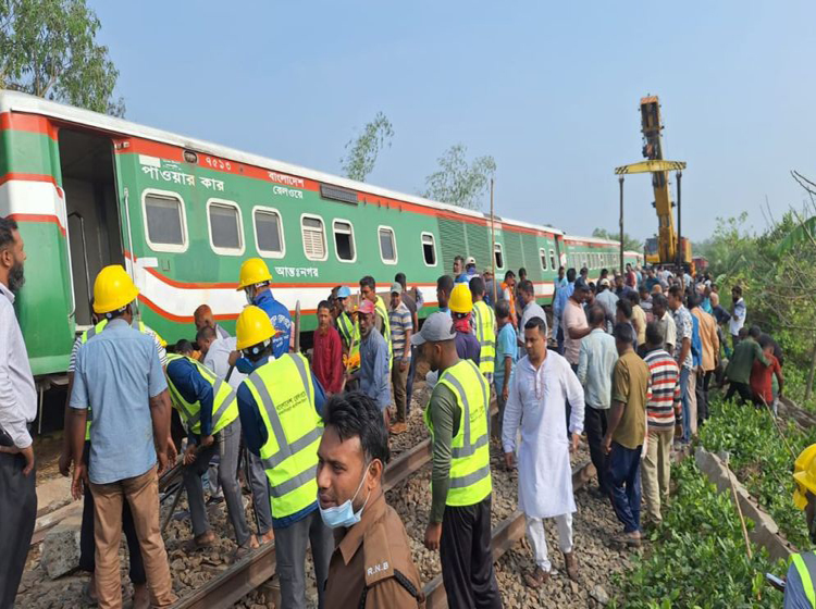 নীলসাগরের ৯টি বগি লাইনচ্যুত, উদ্ধার বাকি ৫টি