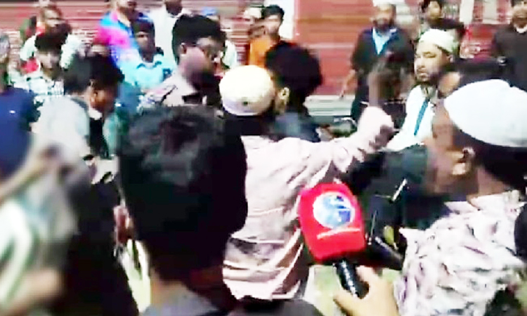 সিলেটে বেপরোয়া অটোরিকশাকে সিগন্যাল দেওয়ায় পুলিশকে থাপ্পড় চালকের