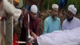 হঠাৎ গাড়ি থামিয়ে নিজে কবরে নেমে লাশ দাফন করলেন তথ্য প্রতিমন্ত্রী