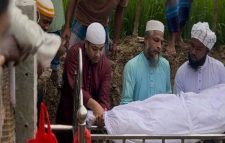 হঠাৎ গাড়ি থামিয়ে নিজে কবরে নেমে লাশ দাফন করলেন তথ্য প্রতিমন্ত্রী