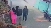 সিলেটে নারীর পথ রোধ করে ছি ন তা ই