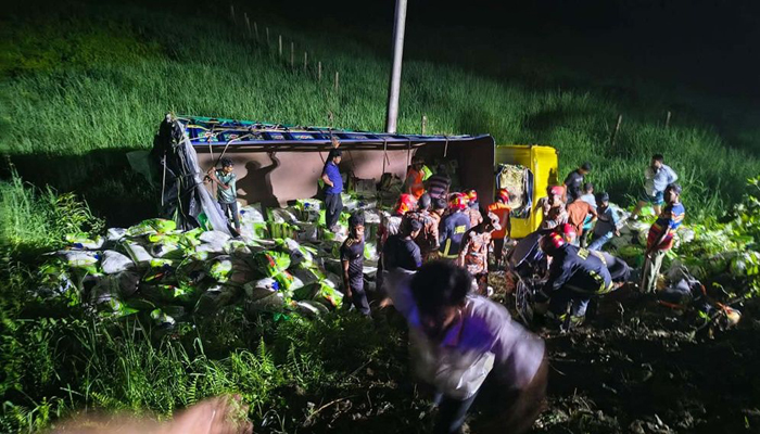 দাউদকান্দিতে ট্রাক খাদে পড়ে নিহত ৭