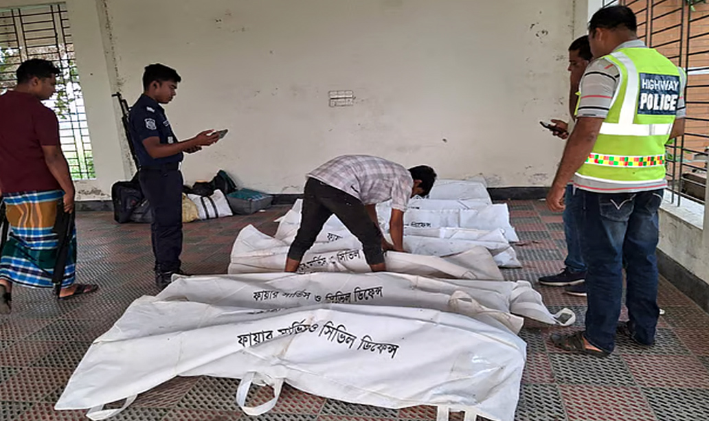 দাউদকান্দিতে ট্রাক খাদে, নিহত ৭