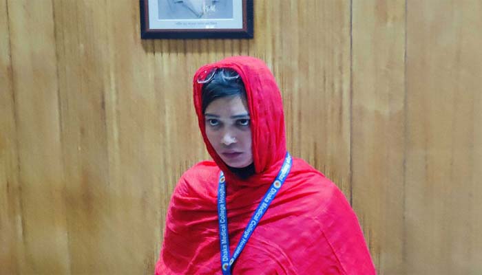 চিকিৎসক সেজে ঢামেকে ঘুরতেন ‘টিকটকার’ মিতু