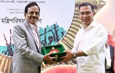 স্বাধীনতা পুরস্কার গ্রহণ করে যা বললেন হানিফ সংকেত