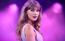 কেন আইনি পথে হাঁটলেন টেইলর সুইফট