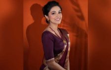 মেরুন শাড়িতে মুগ্ধতা ছড়ালেন ফারিণ