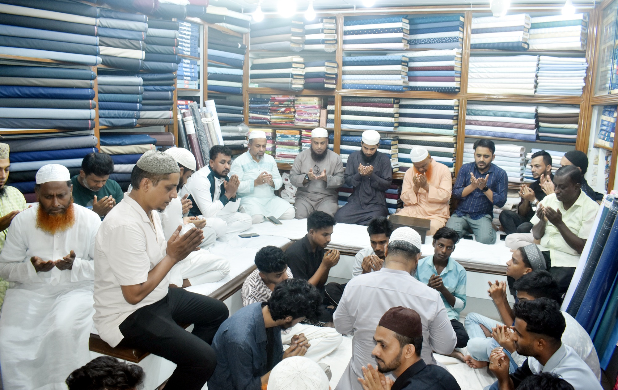 সিলেটের মধুবন সুপার মার্কেটে জান্নাত ফেব্রিক্স এর উদ্বোধন উপলক্ষে দোয়া মাহফিল অনুষ্ঠিত