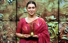 সোনার কলস হাতে নিয়ে হতবাক অপু বিশ্বাস