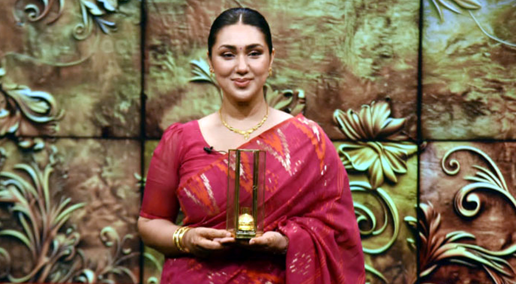 সোনার কলস হাতে নিয়ে হতবাক অপু বিশ্বাস