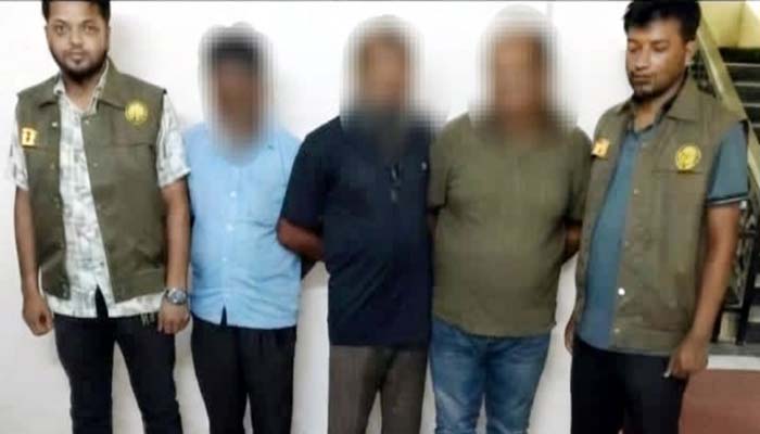 কাজীটুলায় ডিবির অভিযানে আটক ৩