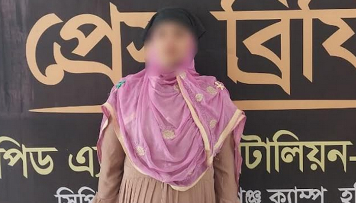 সুন্দরবন কুরিয়ারের সামনে  র‌্যাবের অভিযান
