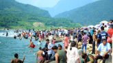 সিলেটের সাদাপাথরে পর্যটক নি খোঁ জ
