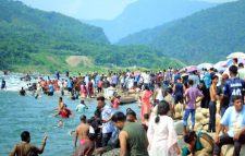 সিলেটের সাদাপাথরে পর্যটক নি খোঁ জ