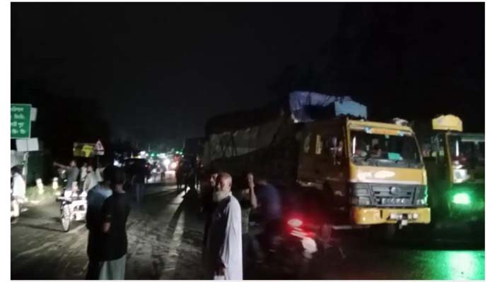মাইকে ঘোষণা দিয়ে ১০ গ্রামবাসীর তুমুল সং ঘ র্ষ