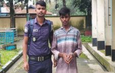 হাঁস খুঁজতে গিয়ে ধ র্ষ ণে র শি*কা*র স্কুলছাত্রী, ভিডিও ধারণ