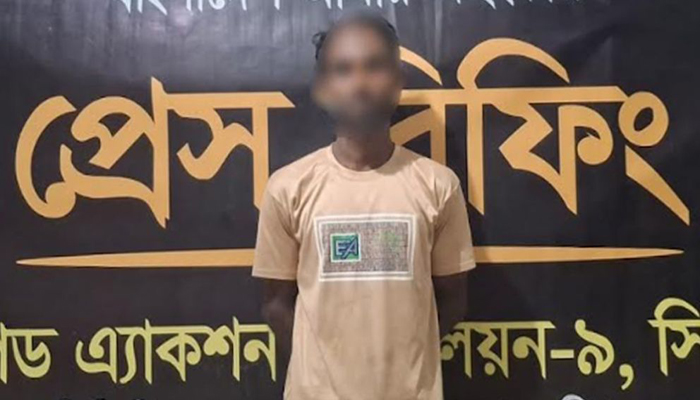 র‌্যাব দেখে অটোরিকশা থেকে পালাতে গিয়ে ধরা পড়লেন কাইয়ুম