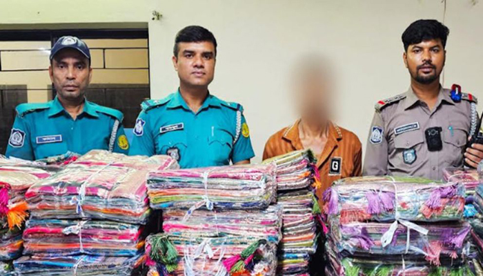 শাড়ি নিয়ে আসছিলেন আলাল