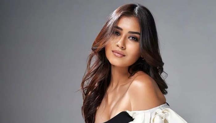 অর্থ সাহায্য চেয়ে অশালীন প্রস্তাবের মুখে মডেল