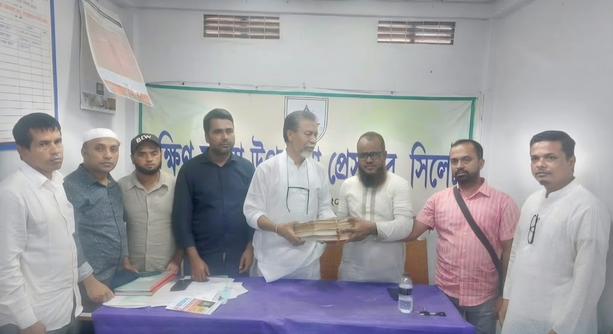 দক্ষিণ সুরমা উপজেলা প্রেসক্লাব, সিলেট-এর পাঠাগারে বই প্রদান