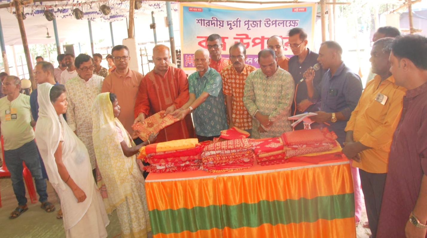 উত্তর হাটখোলা ও মালিনীছড়া চা বাগান পূজা মণ্ডপে পূজা উদযাপন পরিষদ সিলেট মহানগরের বস্ত্র বিতরণ